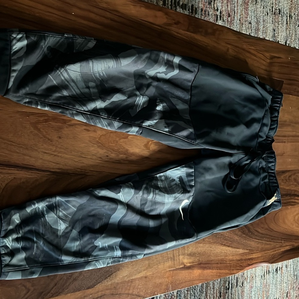 Men’s large Nike thermal-fit camo pants in great condition